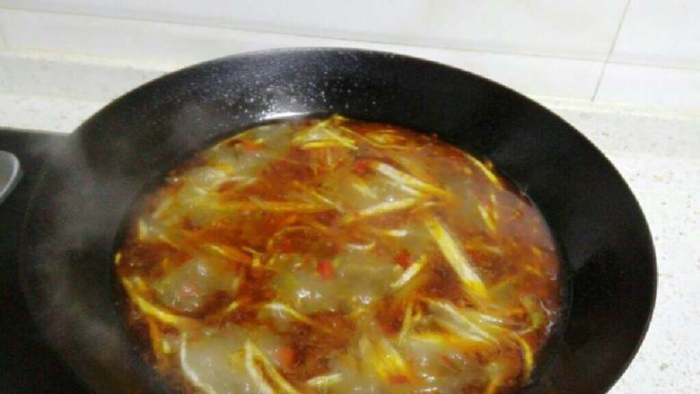 酸萝卜鱼片汤,放入鱼头，中火熬10分钟左右。