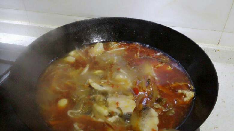 酸萝卜鱼片汤,大火烧开，放入腌制好的鱼片煮几分钟煮熟即可。