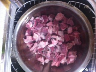 牛肉炖菜,将牛肉切块，用冷水泡出血水，多泡几次