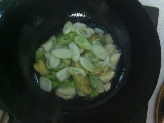 牛肉炖菜,油八成热后放入备好的葱姜蒜，小火慢煎