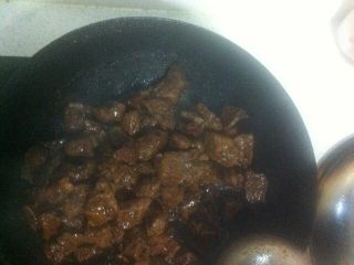 牛肉炖菜,会炒出水，尽量炒干些，然后放生抽和老抽，根据口味放，放十三香，多放些，比较香