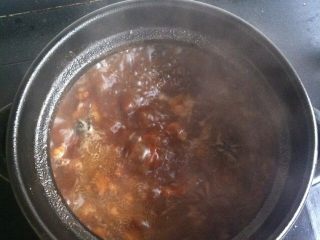 牛肉炖菜,换了个大锅炖，这是炖了两个小时后的样子，炖至肉烂就可以了，也可以在电高压锅内炖