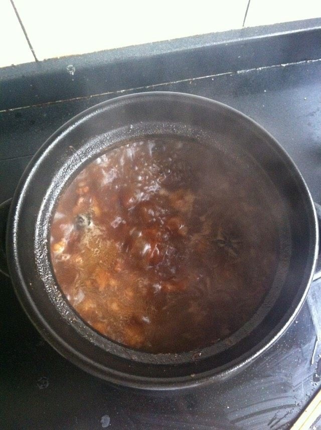 牛肉炖菜,换了个大锅炖，这是炖了两个小时后的样子，炖至肉烂就可以了，也可以在电高压锅内炖