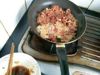 蒜泥蜜汁叉烧肉,在腌制好的肉用筷子夹进去，汁不要倒进去。