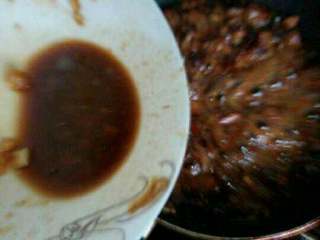 蒜泥蜜汁叉烧肉,然后又把碗里的汁倒进锅里，开大火收汁，等汁收干就可以了。