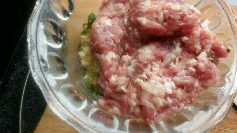 虎皮青椒酿肉,把配料跟肉末一起放进碗里。