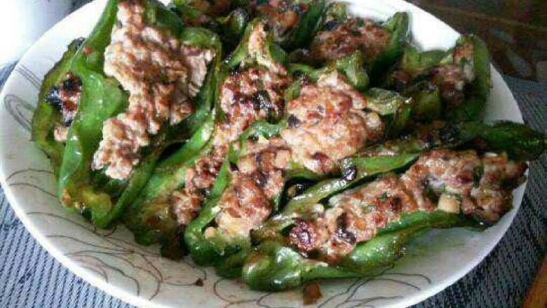 虎皮青椒酿肉,煎好了盛出装盘就可以吃了。