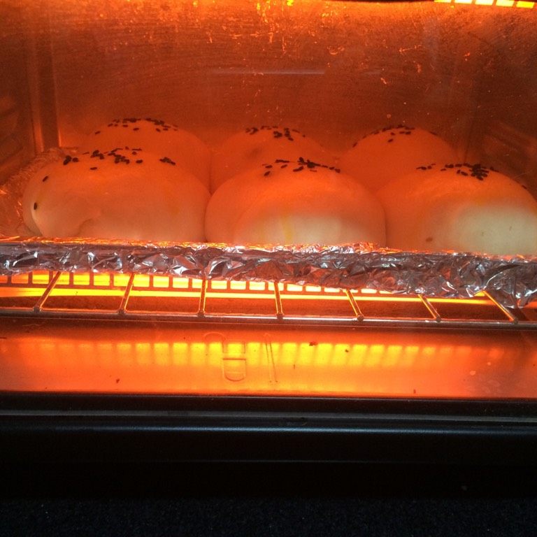 黑椒牛肉餐包,如图提前200度预热3分钟的烤箱，底层，200度烤20分钟，温度看自己烤箱而定哈