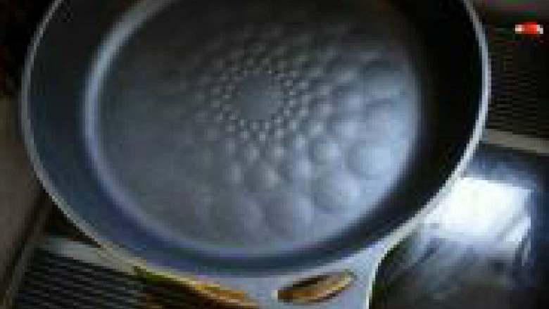 香脆蛋卷,将锅烧热，滴一滴水可以迅速成球状即可。