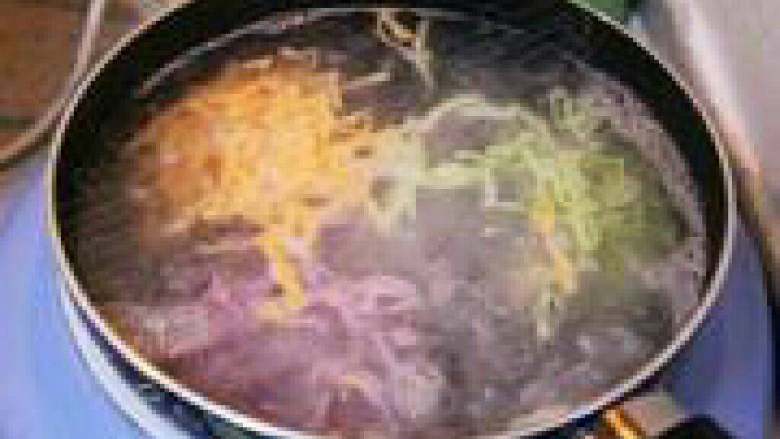 三色骨汤面,另烧一锅水，把备好的彩色面条煮熟