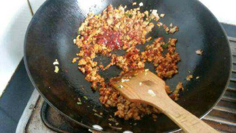 酱爆肉末茄子,翻炒均匀后加适量豆瓣酱。
