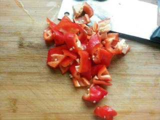 自创【香辣土豆片】,红辣椒切块。