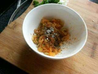 自创【香辣土豆片】,准备好榨菜和葱，榨菜里我加了一点胡椒粉和辣椒粉。