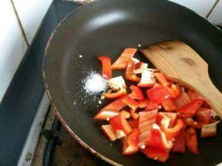 自创【香辣土豆片】,锅里放油把辣椒倒进去翻炒加适量盐。