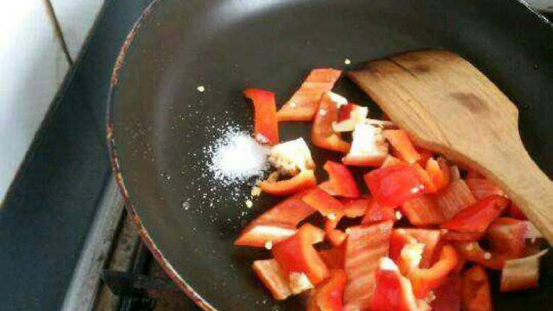 自创【香辣土豆片】,锅里放油把辣椒倒进去翻炒加适量盐。