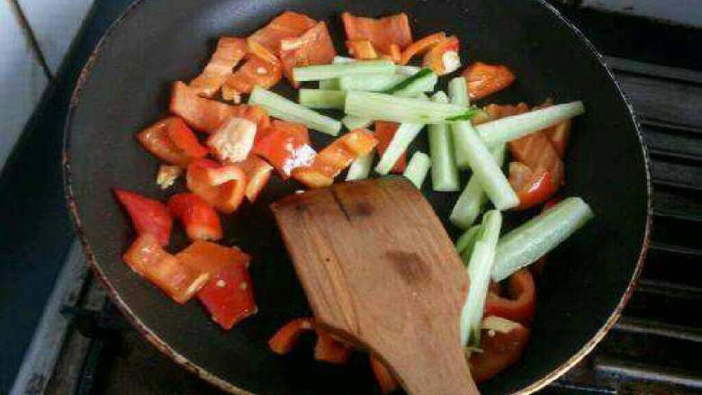 自创【香辣土豆片】,在加入青瓜翻炒至软后捞起来。