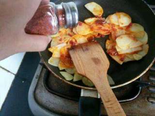 自创【香辣土豆片】,在加一点点辣椒粉。