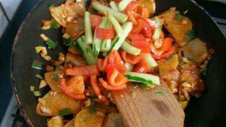 自创【香辣土豆片】,把炒过的辣椒和青瓜倒进去一起翻炒，加适量盐调味翻炒一下就可以了。