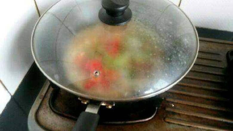 家乡菜【香辣草鱼块】,盖上盖子闷一下收汤汁。