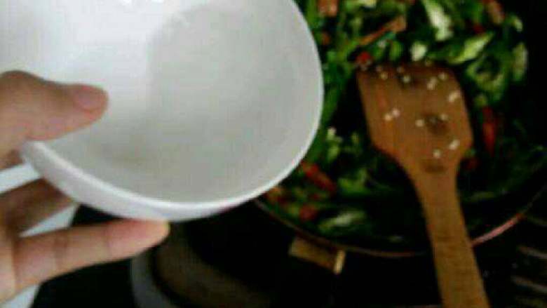 蒜苔炒肉片,在加适量水闷一下蒜苔才容易熟，汤汁干后在加适量盐调味就可以了。