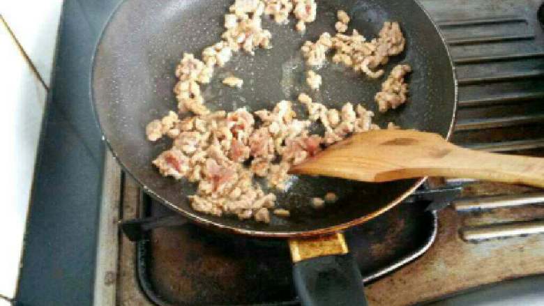 毛豆胡萝卜肉末炒饭,锅里放适量油把腌制过的肉末倒进去翻炒。