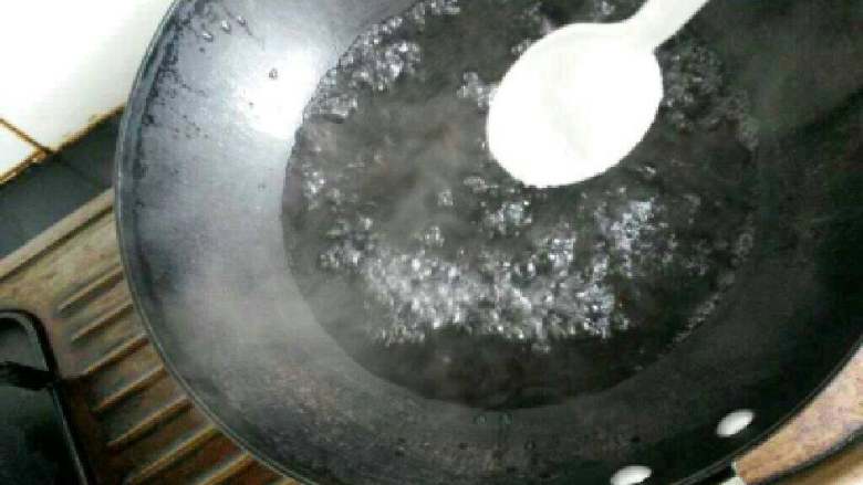 自制【酸辣热汤面】,锅里烧水在适量盐。