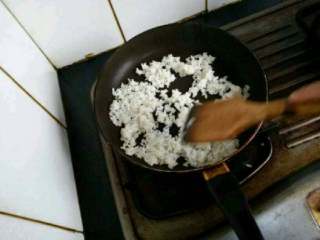 自创【辣酱年糕炒饭】,把米饭倒进去炒均匀。