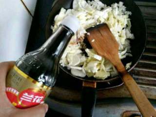 自创【辣酱年糕炒饭】,在加入适量酱油。