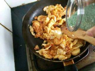 自创【辣酱年糕炒饭】,撒上适量鸡精翻一下就出锅了。