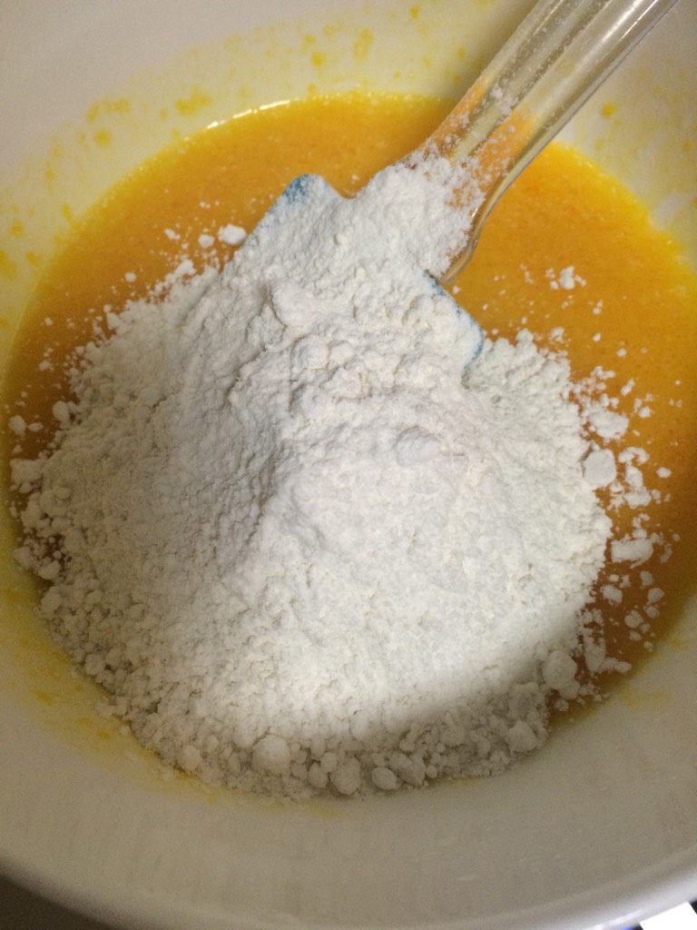 瓜子蓝莓蛋糕卷,如图筛入70g低筋粉搅拌均匀；