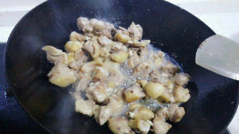 土豆啤酒鸭,干锅，倒入鸭肉爆干水份后捞出。
锅里倒入适量油，放入鸭块爆香。