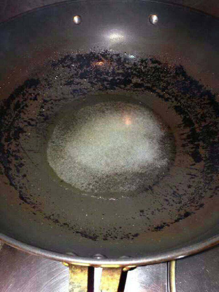 鲢鱼头豆腐汤,热锅放油，加点盐