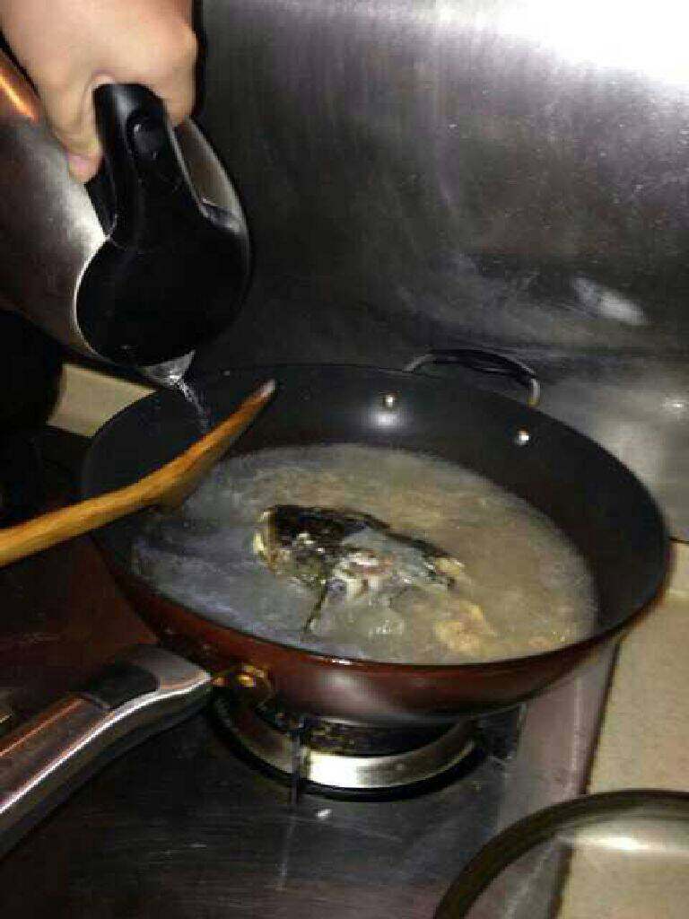 鲢鱼头豆腐汤,加入足够的开水