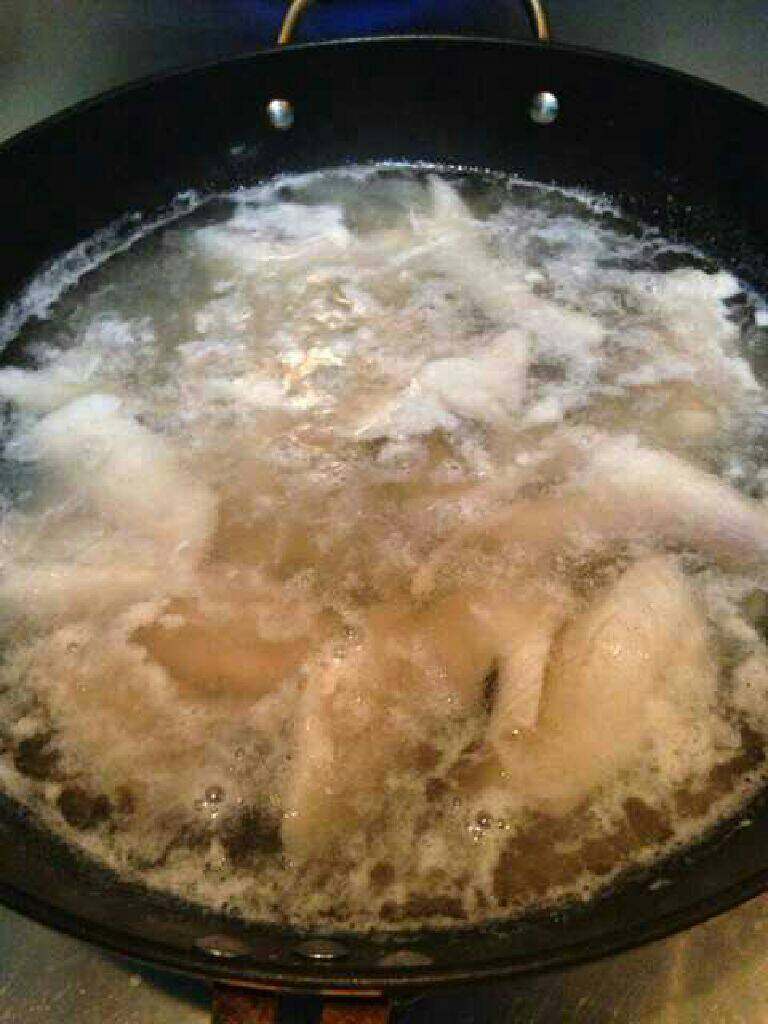番茄鱼片汤,倒入鱼片煮浮起来就是熟了