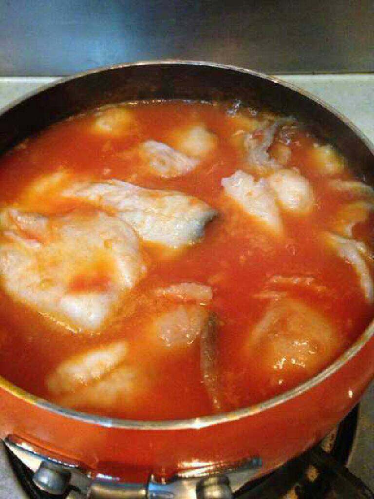 番茄鱼片汤,将鱼片捞起倒入浓稠的番茄汁里中火煮
