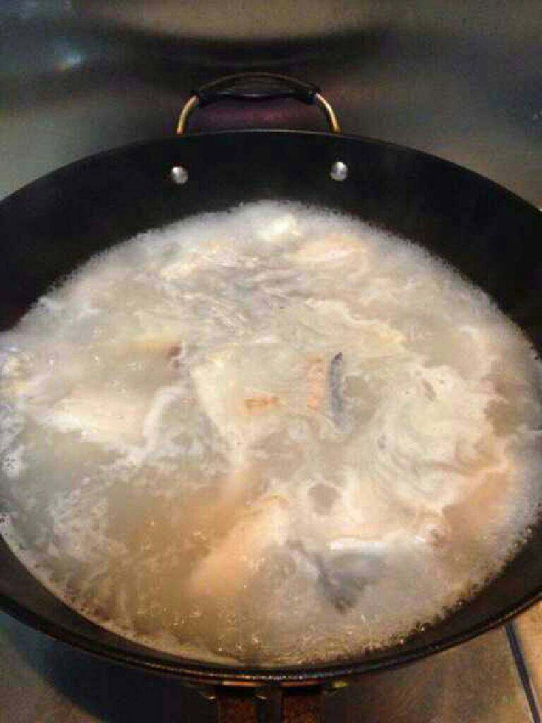 鱼骨虾饺汤,加开水煮开，捞起泡末