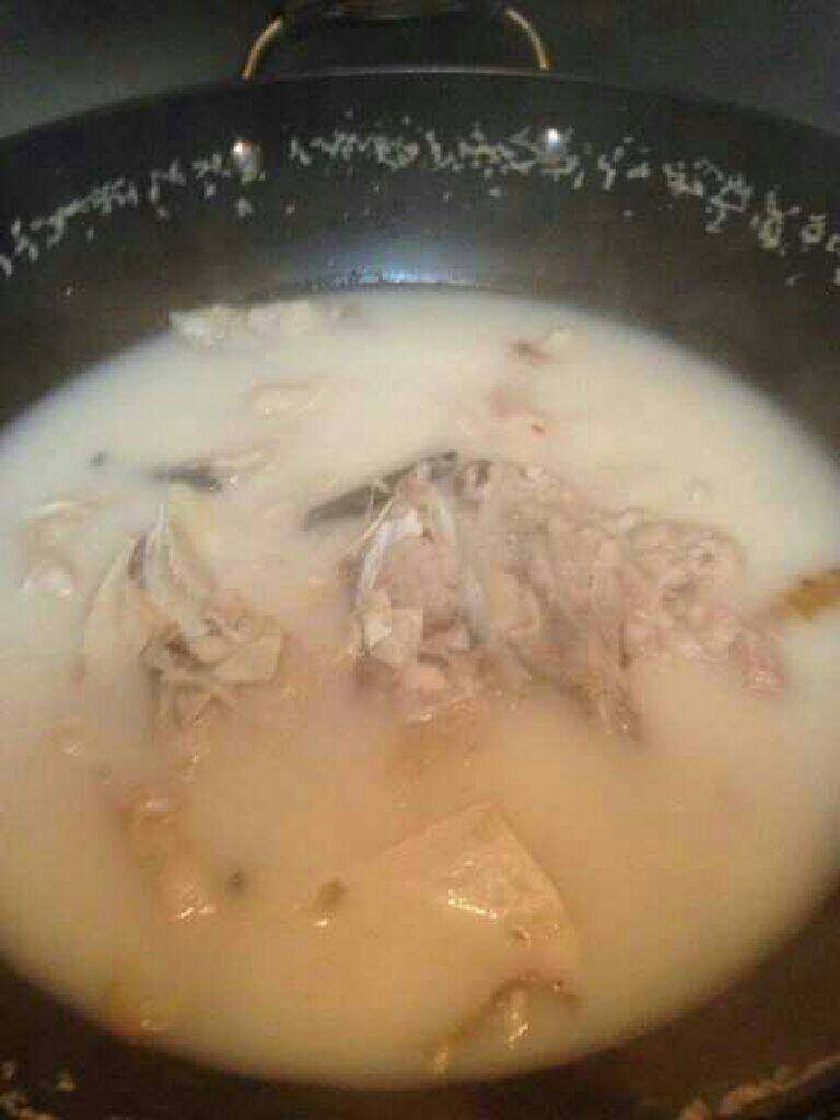 鱼骨虾饺汤,煮好的浓白汤