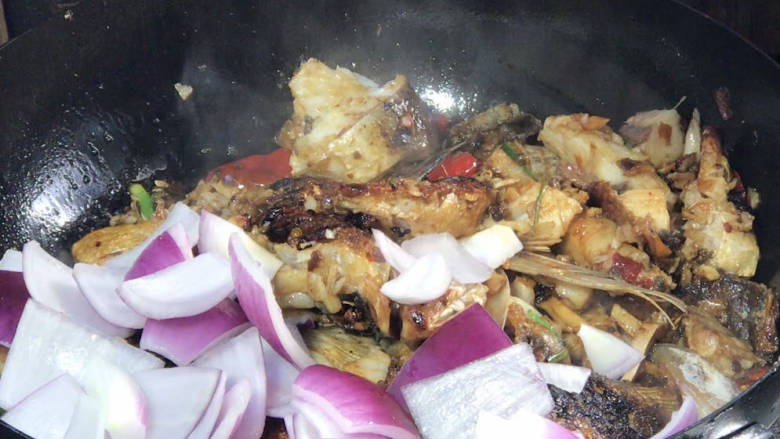 干锅鱼,加入洋葱，翻炒均匀至断生