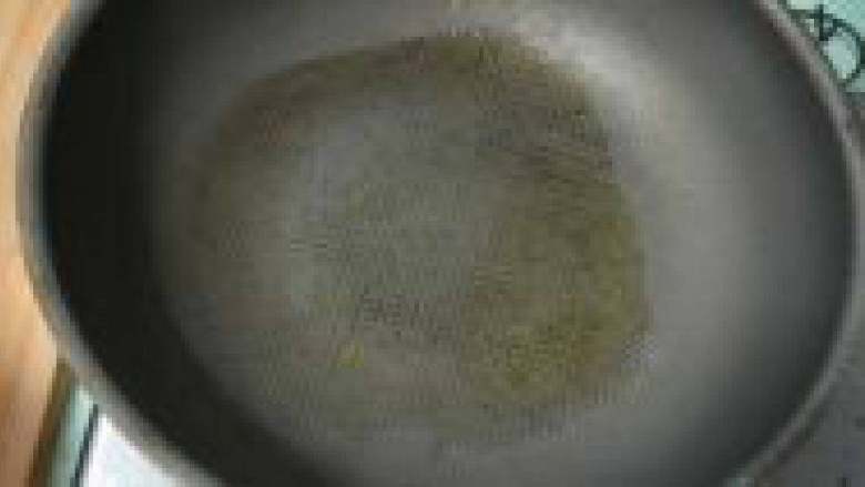 糖醋土豆,锅中加适量多一些油，油温6，7成热的时候下锅