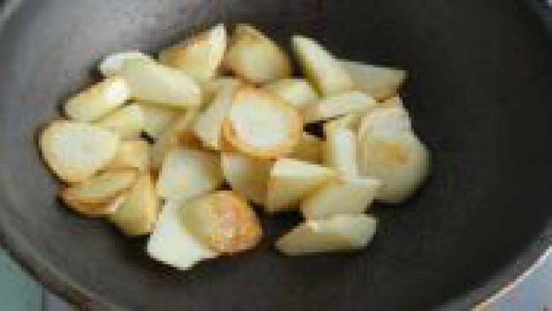 糖醋土豆,剪至土豆表面焦黄