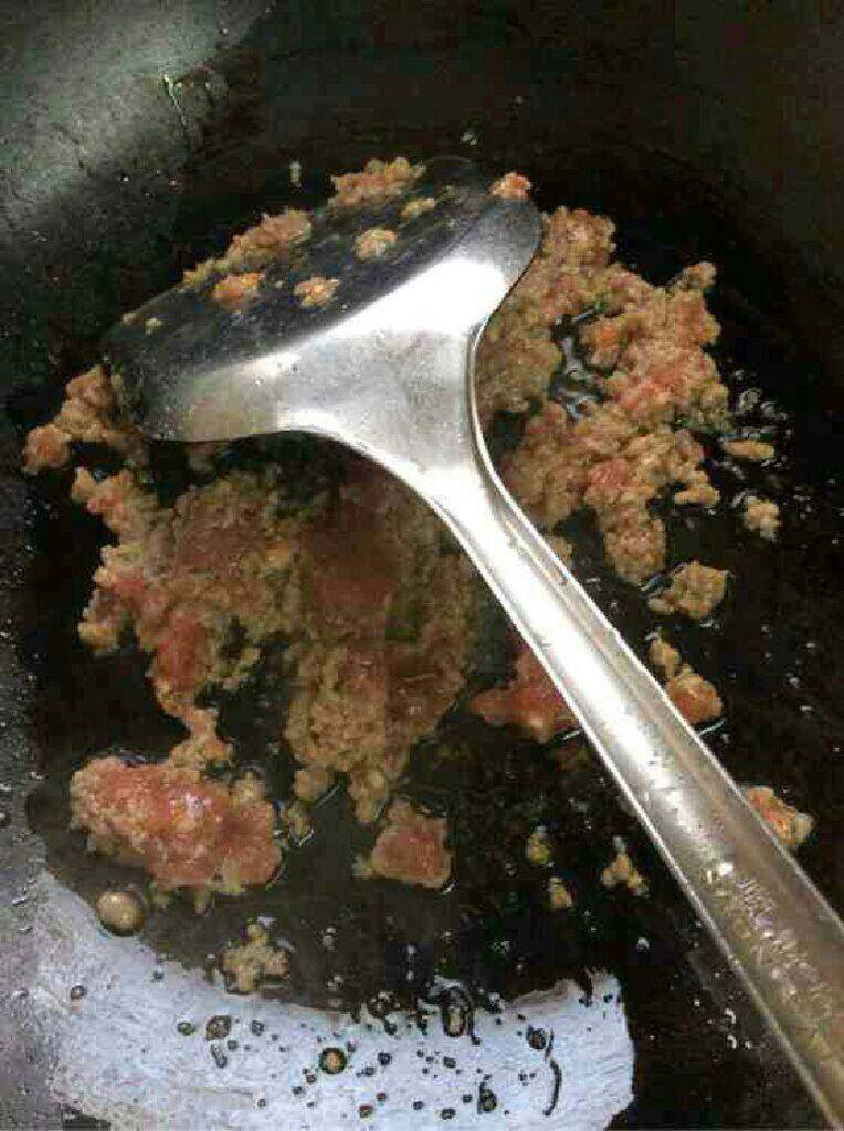 肉末土豆泥,锅里放油把肉末倒进去炒。