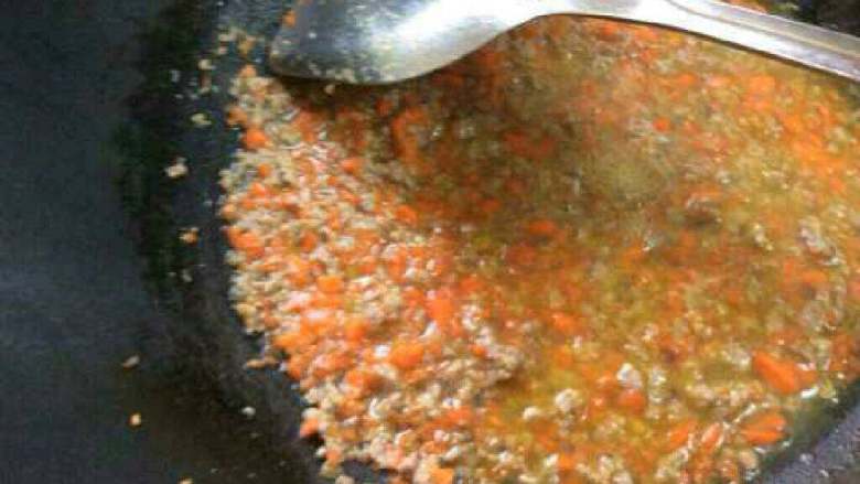 肉末土豆泥,在倒入辣椒粒翻炒，在加适量盐。