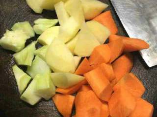 冬天暖身菜【大杂烩】,土豆和胡萝卜都切成滚块，西兰花梗以切滚块。