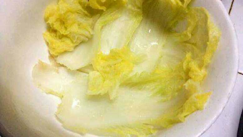 冬天暖身菜【大杂烩】,把白菜烫熟捞起放碗底。