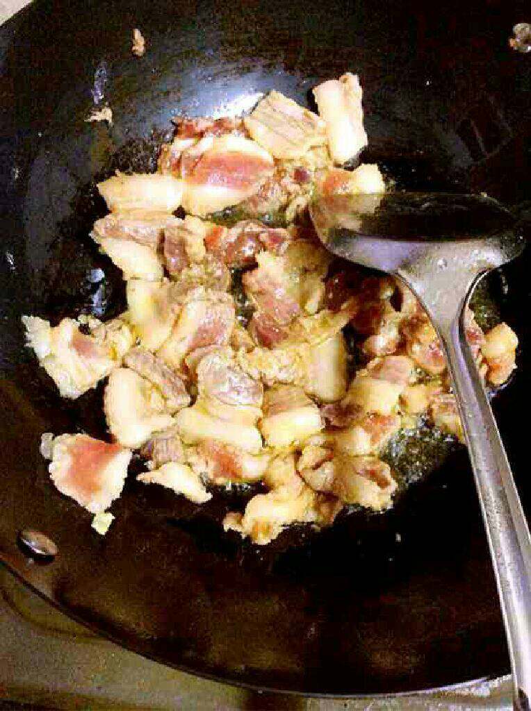 冬天暖身菜【大杂烩】,锅里放适量油把腌制好的肉片倒进去翻炒。