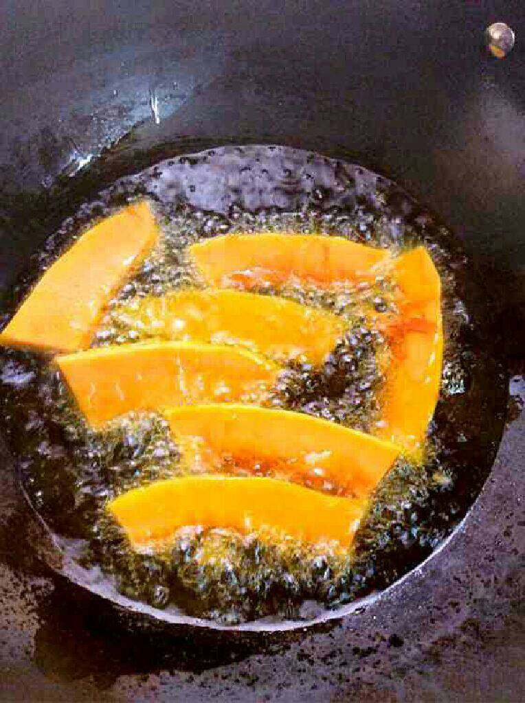 南瓜炒咸蛋黄,锅里放适量油把南瓜放进去炸熟。