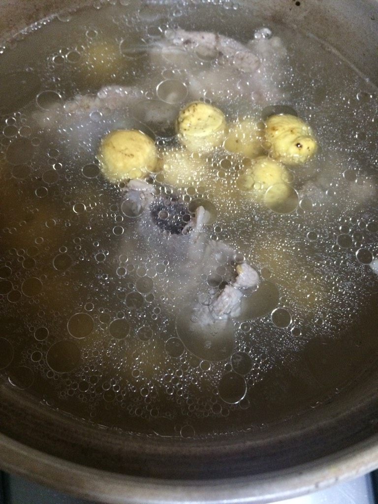 栗子萝卜筒骨汤,如图把栗子倒入锅中，煮20分钟左右；