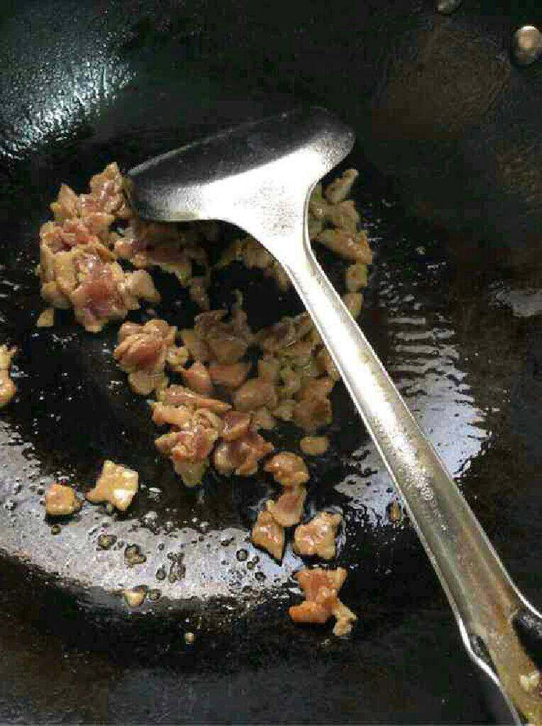 胡萝卜西兰花炒肉,锅里放油把腌制过的肉倒进去翻炒熟后盛出备用。