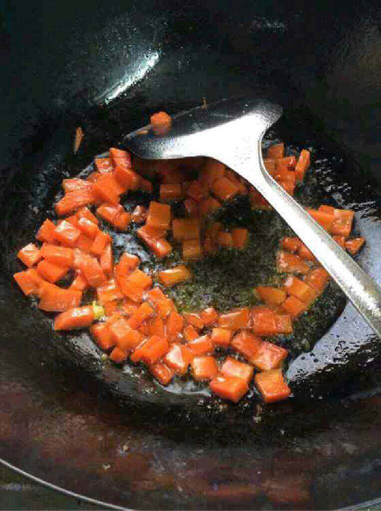 胡萝卜西兰花炒肉,锅里放油把胡萝卜倒进炒。