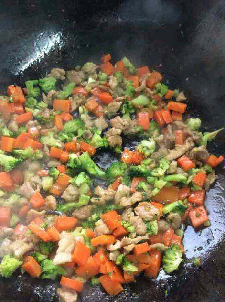 胡萝卜西兰花炒肉,在把炒好的肉倒进去翻炒加适量盐调味，加一点点闷一下收汁就可以了。